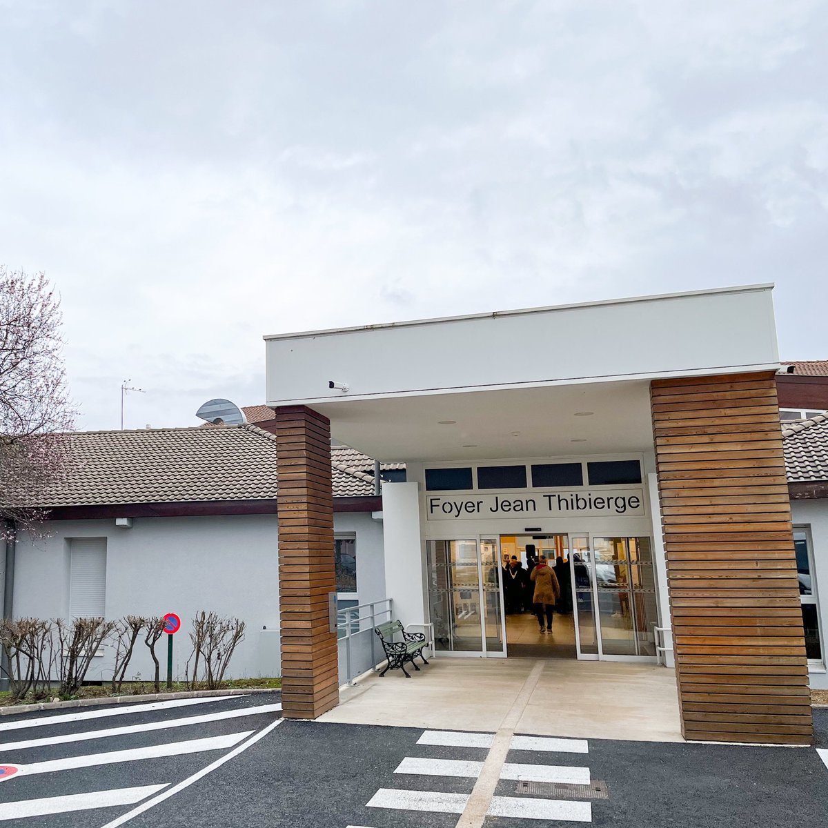 VilledeReims's tweet photo. Inauguration de la #réhabilitation et extension du foyer Jean Thibierge de #Reims (situé dans le quartier #Murigny) ! Des chambres rénovées, un secteur médical, paramédical et infirmier agrandi et #modernisé font de l’établissement un véritable outil au #service de l’inclusion. https://t.co/POER1GSKhC