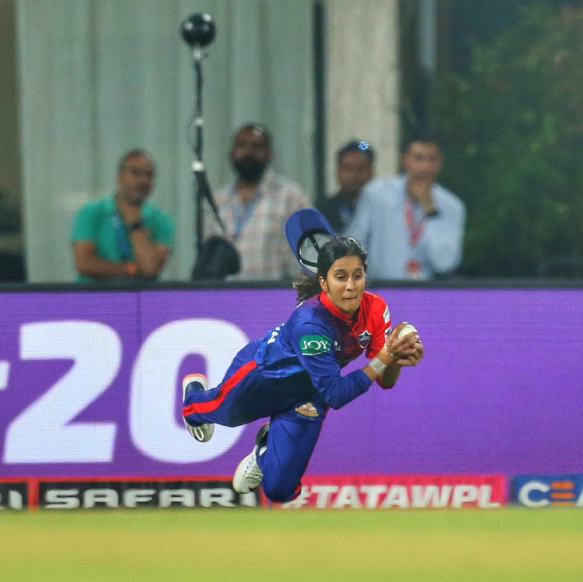 Flying like an Eagle 🦅 and grabbing like a Tiger 🐯 🔥🔥 Wow Jemmy🤌💕💕 What a catch!!!🤯🤯
#WomensIPL #MIvsDC #JemimahRodrigues