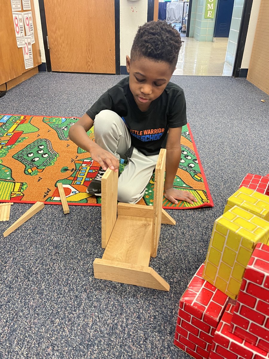 SCCSDK5's tweet photo. These learners are #ThinkingFlexibily, #ApplyingPastKnowledgeToNewSituations, and #CreatingImaginingandInnovating as they construct houses out of different materials with each other!
#ProductiveCollaboration #CreativityandInnovation
#SCWarriors #WarriorPr1de https://t.co/UfrJTZ1dV0
