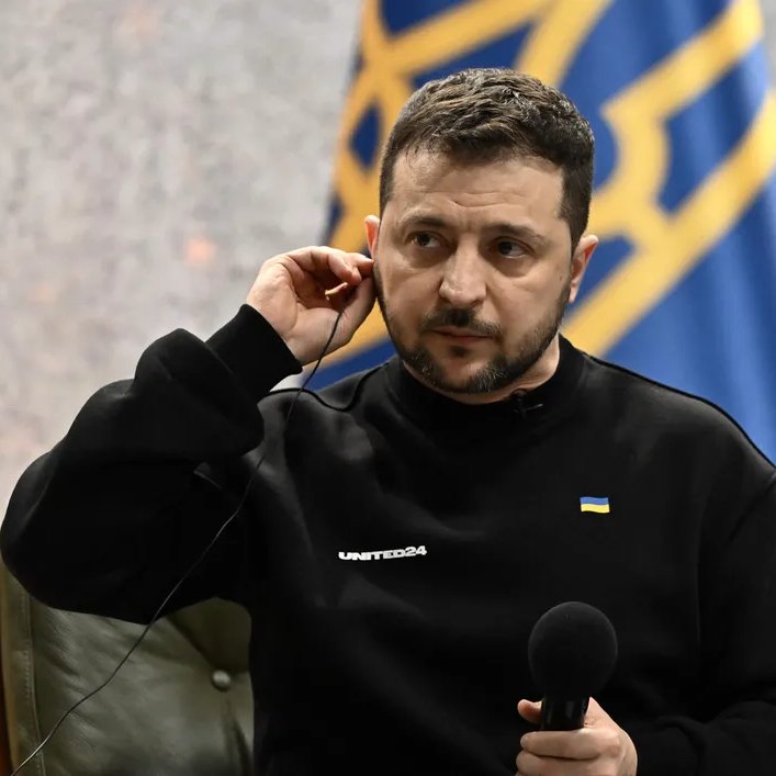 Brasil_fofoca1's tweet photo. 🚨 TRETA 🚨

Oscars VETAM participação de Volodymyr Zelensky, presidente da Ucrânia durante a cerimônia.

Após pedir por uma 'chamada de vídeo', simplesmente não teve resposta.

E aí, o que acharam dessa atitude da academia?

#Zelensky #Ukraine #Oscars #Oscarsparty #Oscars2023 https://t.co/ZwqWh7r8Jd