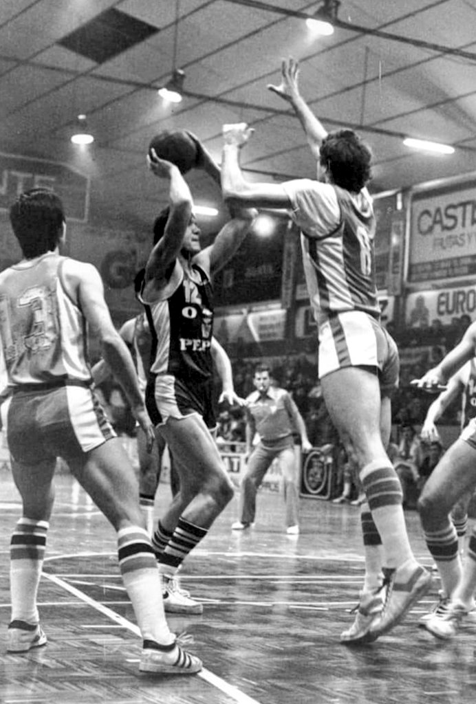 AgrasFernando's tweet photo. #VellCongost Un canadiense y un estadounidense, dos extranjeros míticos de aquella maravillosa #LigaNacional 80/81, la última de #BobFullarton en su dilatada carrera en el baloncesto español desde su llegada a #Lugo en el verano del 73. Para #LarsHansen la primera #ArchivoOAR https://t.co/JRDRE4jbq5