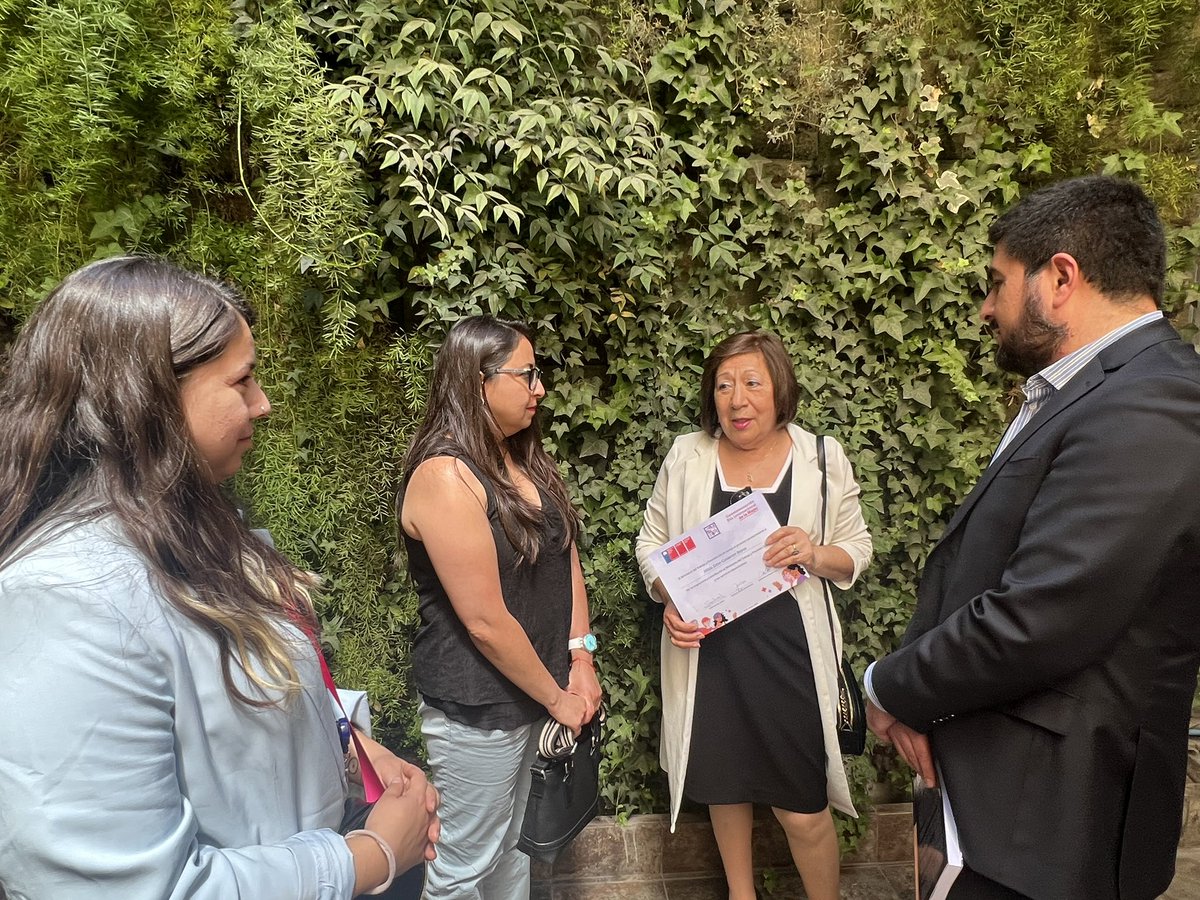 🟣La funcionaria Hilda Calderon Reyes, fue reconocida por sus 47 años de servicio en la <a href="/TarapacaDRT/">DRTTarapacá</a> en el marco del Día Internacional de las #MujeresTrabajadoras 
➡️Director <a href="/pzenteno01/">Pablo Zenteno Muñoz</a> le agradeció su compromiso y dedicación a la institución.
#TrabajoDecente 
#ChileParaTodas