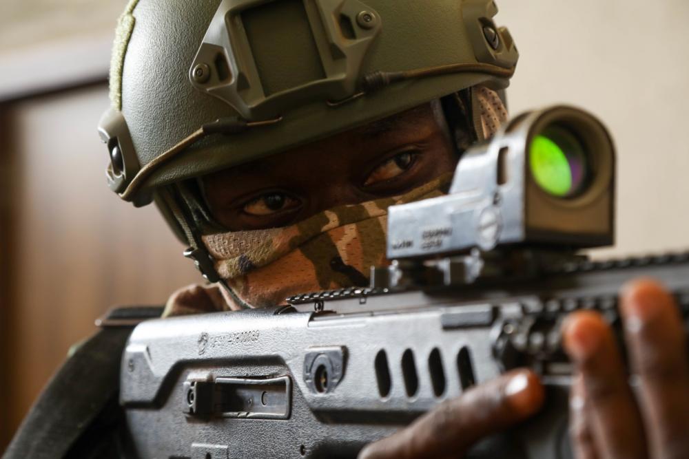 Build the team 💪 🇨🇮 An Ivorian Special Forces soldier conducts close quarters battle training with 3rd Special Forces Group (Airborne) as part of the Flintlock 2023 exercise near Abidjan, Côte d'Ivoire, March 3, 2023. #DOL