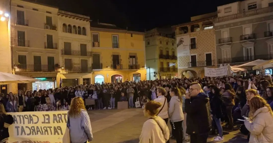 Moltes gràcies a totew les que vau venir ahir a la manifestació pel 8 de març. 
Ahir, avui i cada dia seguim omplint els carrers d'Igualada de feminisme ✊🏼 Contra el capital i el patrarcat, feminisme organitzat 💜