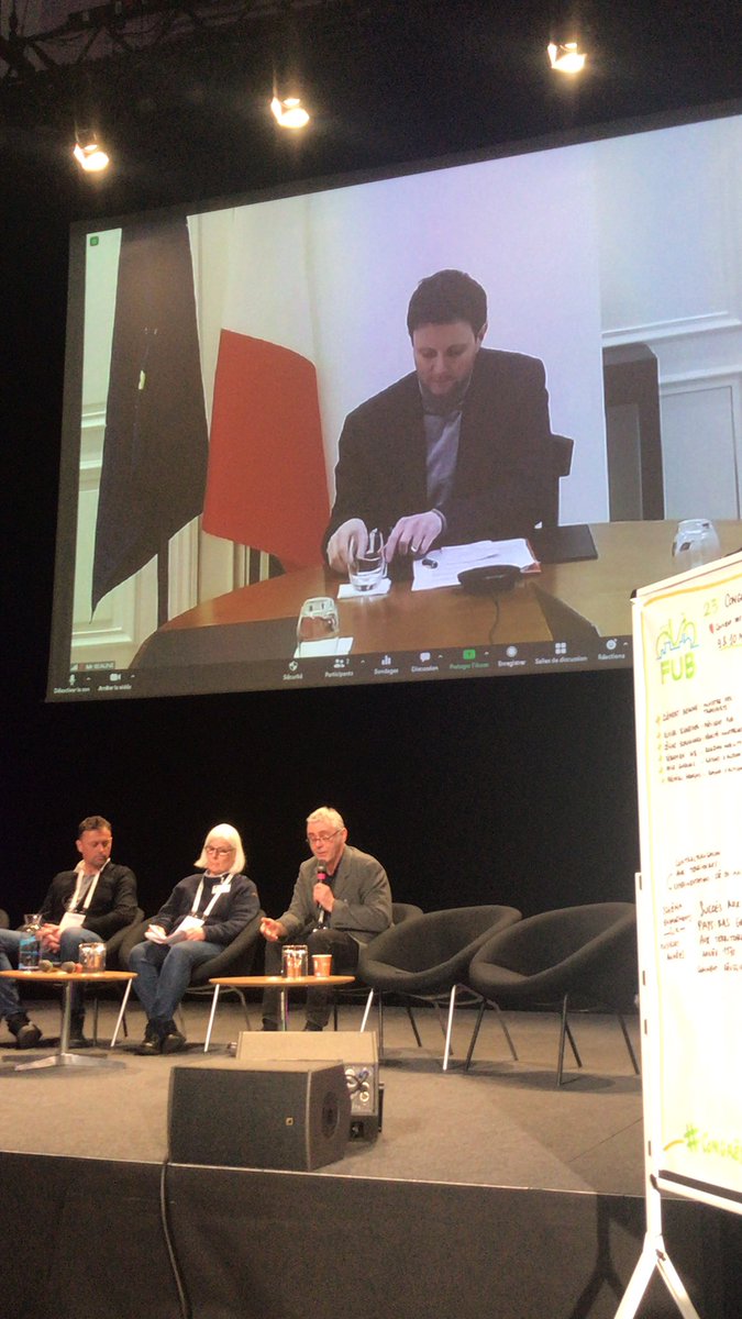 .<a href="/freder_francois/">Frederic FRANCOIS</a> explique avec conviction au ministre le concept de “vélo public” sur le modèle d’OVfiets, et lui demande sa vision sur l’organisation et l’uniformisation d’un service vélo national. Le ministre évoque le projet de titre unique de transport. #CongresFUB2023