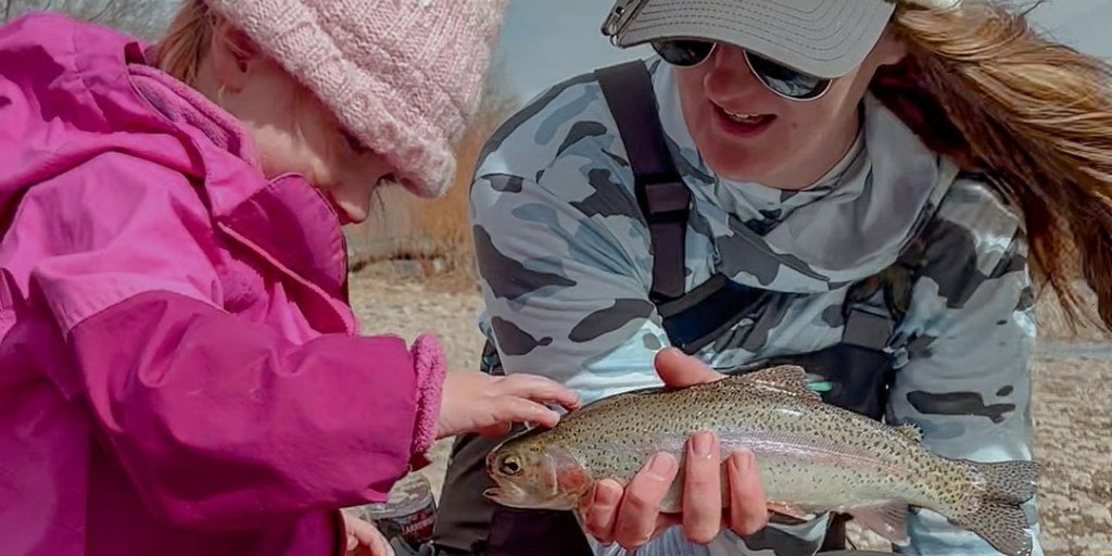 Take_Me_Fishing's tweet photo. “A windy day on the river is still a great day for this toddler! It helped me enjoy the day even though the fishing was slow. She had so much fun watching us fish, playing with rocks and digging in the sand.”
📸 IG @bethawentfishing
#outdoormom #ladyangler #coloradoflyfishing https://t.co/hlUmK5U1J8