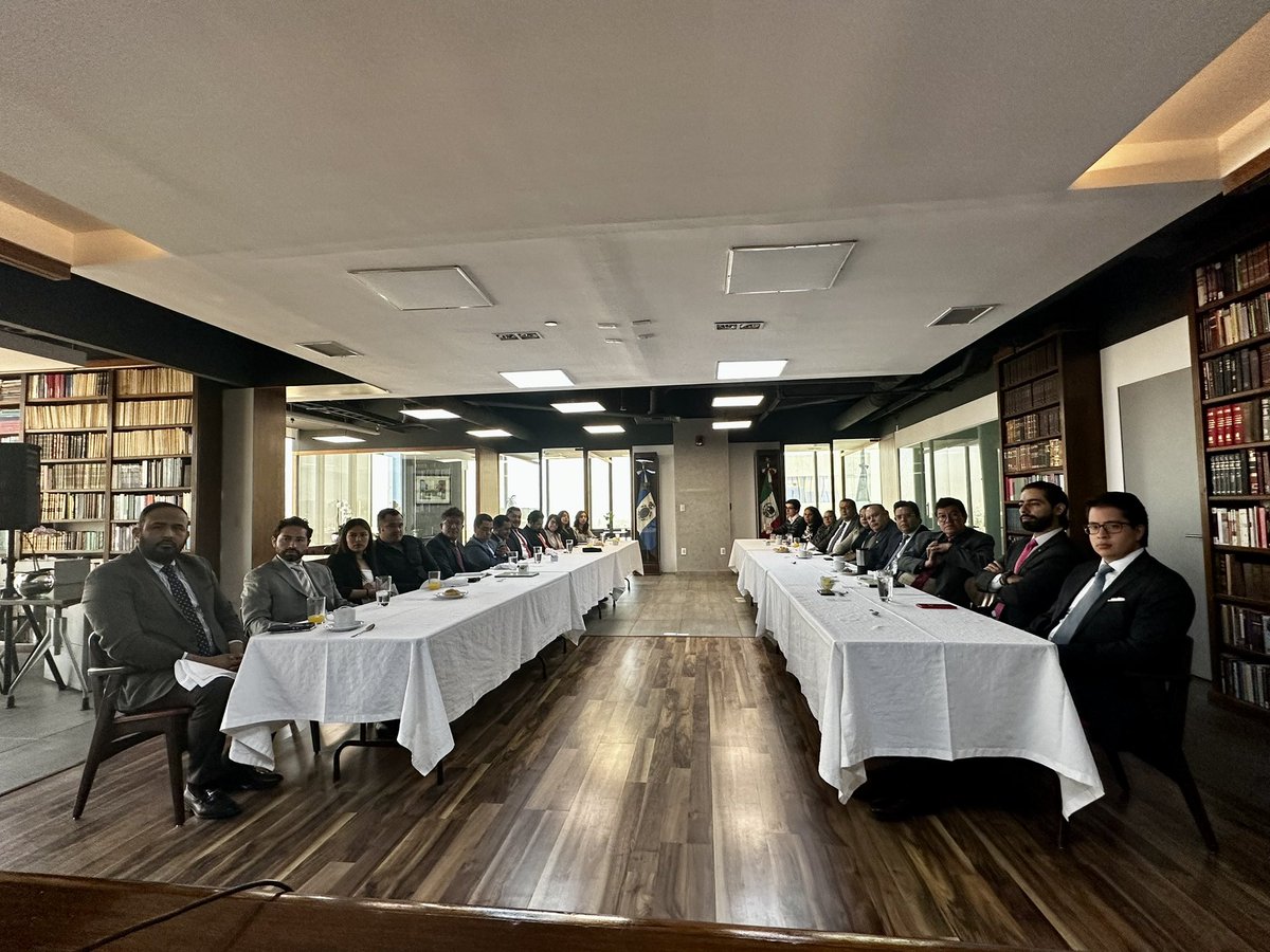 El INCAM, la Lic. Graciela Pompa Coordinadora de la Comisión de Prevención de Lavado de Dinero y su servidor, agradecemos su asistencia. 
Querida amiga, gracias por invitarme.