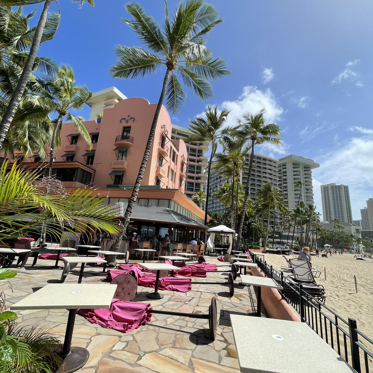HonoluluBig's tweet photo. ハワイからおはよう���🌴🌺🌈🏖

#風強い
#パラソル
#aloha 
#ピンクパレス
#マイダイバー
#朝のハワイ
#海が青い　
#空
#ALOHA
#ハワイ
#朝
#ホノルル
#ワイキキ
#感謝
#ありがとう
 #hawaii
 #waikiki
#bigmahalohonolulu https://t.co/V1KoxltD5g