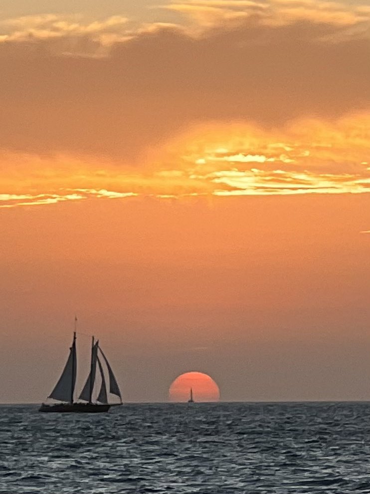 #SunsetLovers #sunset #sailing #winetasting #winelover #CraftBeer #appetizers #romantic #fun @VISITFLORIDA @thefloridakeys @KWSWF @DangerCharters