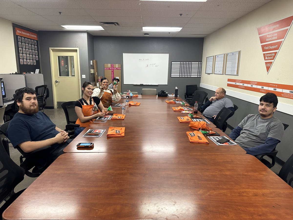 Brandi6371's tweet image. Great meeting with some of our New Associate Coaches!! They are amazing leaders and trainers 🧡

 @Edmond0485 @NagyAndrew @ShawnMinkner @SandraD2429 @DepotRob @aboutthepigskin 

#PMDPeopleFirst 
#D287WeAreTheBar #D287StrongerTogether
#FearUs485