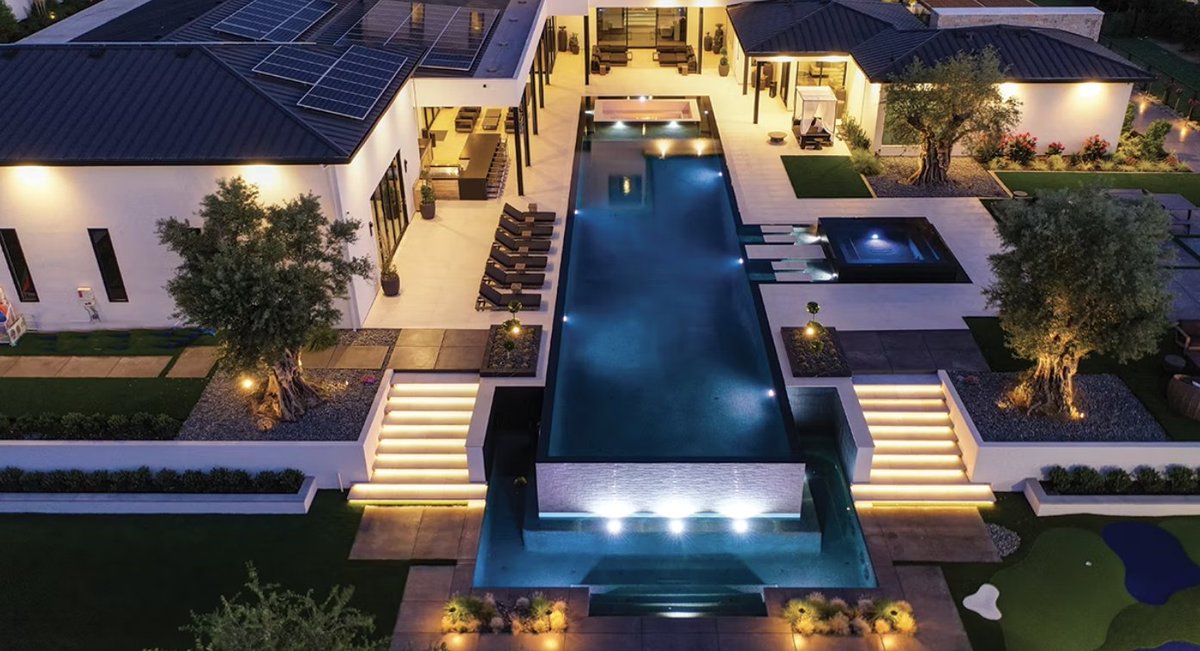 aquamagazine's tweet image. The #PoolOfTheWeek showcases the 2022 #AwardsOfExcellence winners from the @ThePHTA.

This week won 🏆SILVER🏆 in the "Pools With A Vanishing Edge" category. Pool by Cosgrove Custom Pools in Loomis, Calif.

Decking Material: Tile and Concrete
Pool Interior Finish: Wet Edge