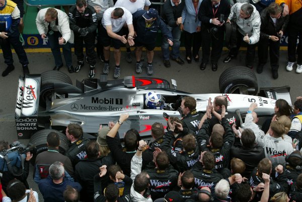 botequimgp's tweet photo. Há 20 anos David Coulthard (McLaren) venceu o GP AUSTRÁLIA 2003. Juan Pablo Montoya (Williams) foi o 2º e Kimi Raikkonen (McLaren) o 3º.

#AustralianGP #F1Australia #MelbourneGP #2003F1 #KimiRaikkonen #JuanPabloMontoya  #McLarenMercedes  #AlbertPark #F1History   #DavidCoulthard https://t.co/ETbkklWTKU
