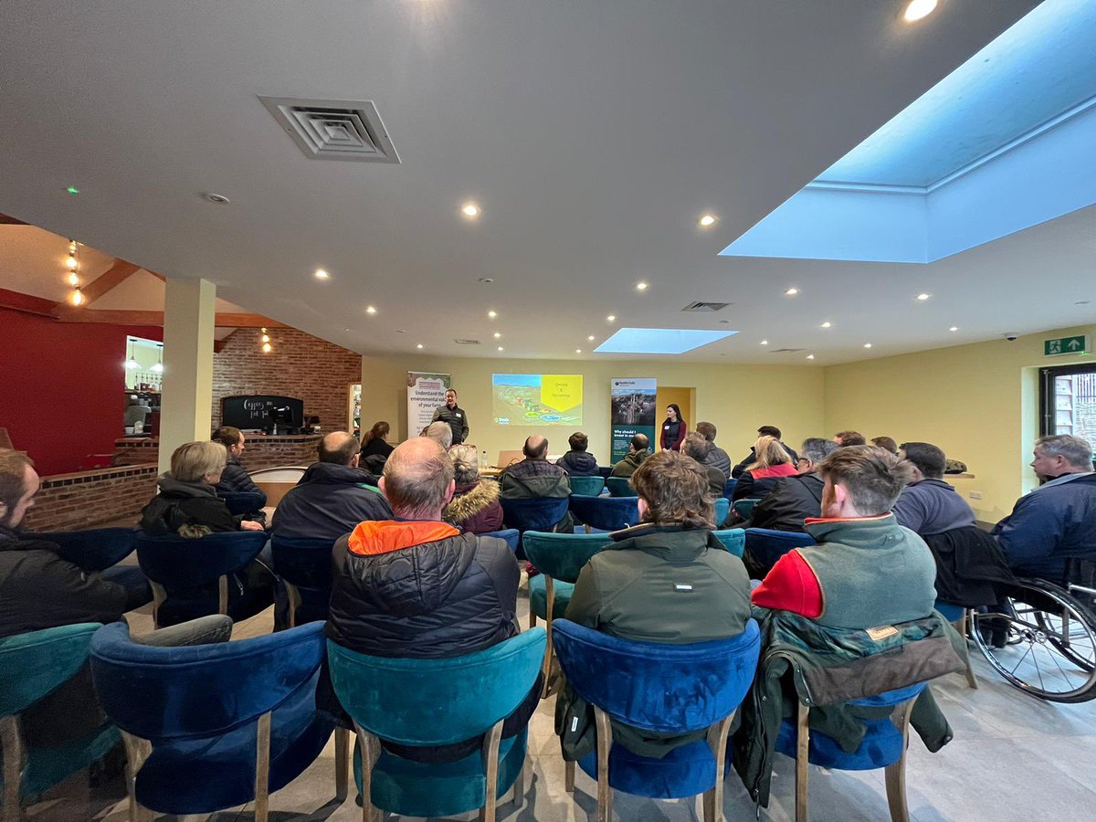 A brilliant turn out at our breakfast meeting this morning. Learning about healthy soils, SFI & Omnia- even in the snow! #healthysoils #sfi #omnia #terramap @Hutchinsons_Ag @MHFarmShop @omniauk