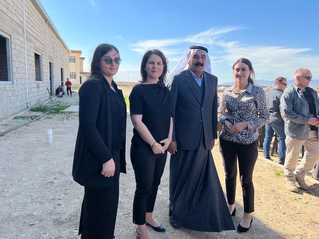 Duitse Minister voor BZ @ABaerbock bezoekt mijn familie in #Kocho in Sinjar, Noord Irak, waar ISIS gruwelijke misdaden jegens Jezidis heeft gepleegd. 🇩🇪e Regering heeft vanaf het begin haar verantwoordelijkheid genomen en de slachtoffers van #YazidiGenocide gesteund. Vielen…