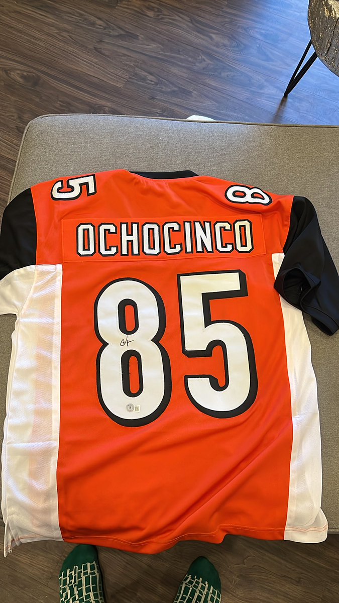 TonyMissana23's tweet image. 🚨🚨🚨🚨 Chad Ochocinco signed jersey giveaway!!  Authenticated by Beckett. To enter you must retweet and follow @tony_missana. Winner will be drawn by random generator Sunday at 8pm est!!!  Go!!!