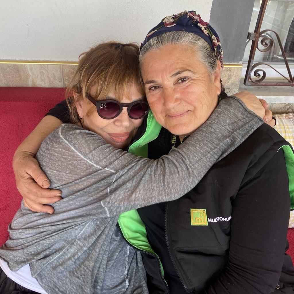 AvGurkanKorkmaz's tweet photo. Minik Serçe, büyük yürek!
Şarkılarıyla büyüyüp aşkı tanıdığımız Sezen Aksu’yu bugün yakından tanıma fırsatını yakaladık.
10 gündür Antakya’daymış, bugün bizi ziyaret etti. 
Samimiyetini gördük, alçak gönüllüğüne tanık olduk. “Sezen Ablamız” oldu; birlikte güldük, ağladık… https://t.co/jnQl3tPzTX