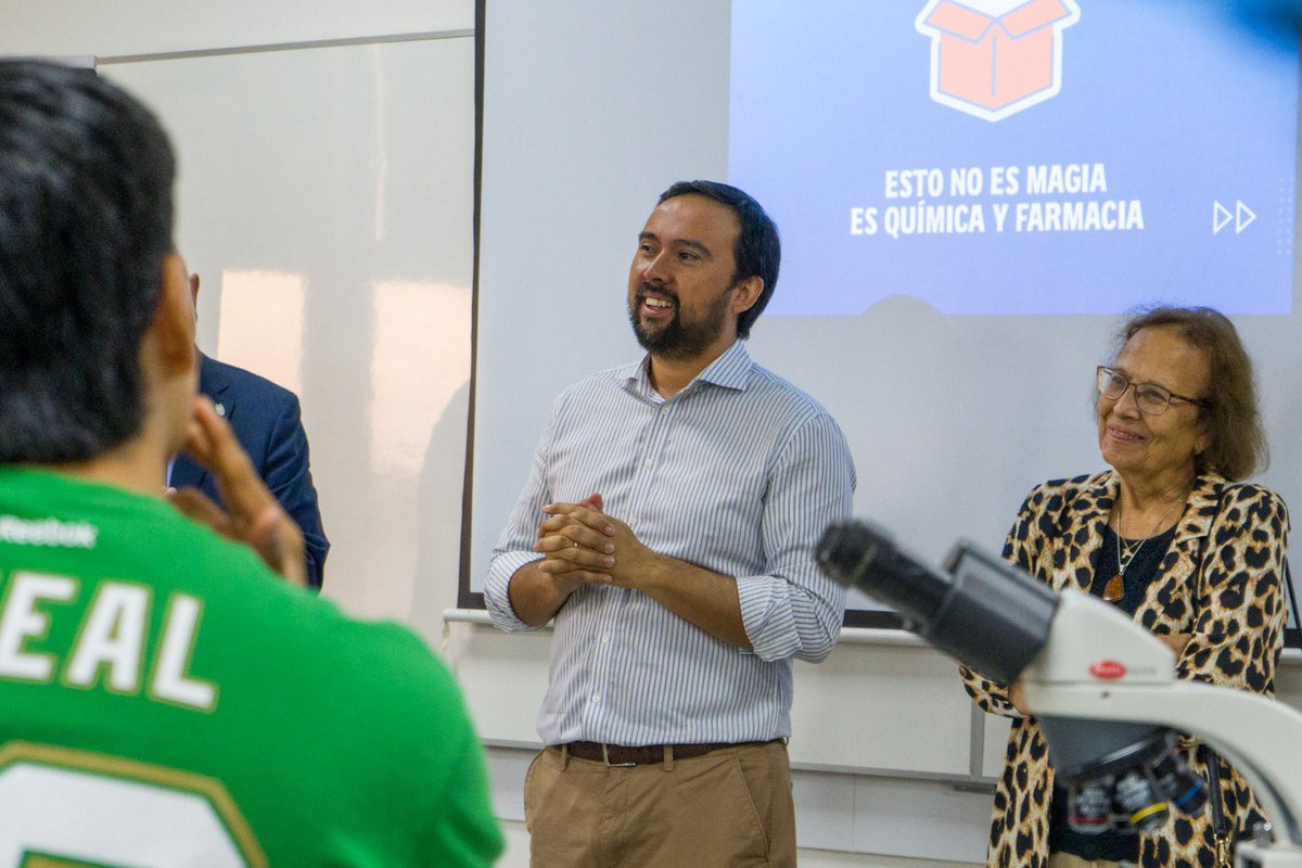 goredenuble's tweet photo. 🧪Mucho éxito a los futuros profesionales de Química y Farmacia: Gobernador @Oscarcrisostomo dio la bienvenida a los 63 alumnos de la carrera que dicta la @ubbchile gracias a un convenio de financiamiento con el @goredenuble en el que se considera además la carrera de Medicina. https://t.co/Mr8Fjr0Dt0