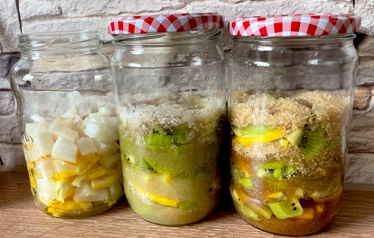 最近健康を考えて作るのが楽しい🥺

手作り酵素シロップも挑戦中なんだけど、来週には飲めるかな？
左は大根レモンはちみつシロップ🍋

次は手作り味噌に挑戦したいな🤔
甘酒も飲みたい🤤

はぁ、楽しい🥹✨ https://t.co/mFYqu4ASwh