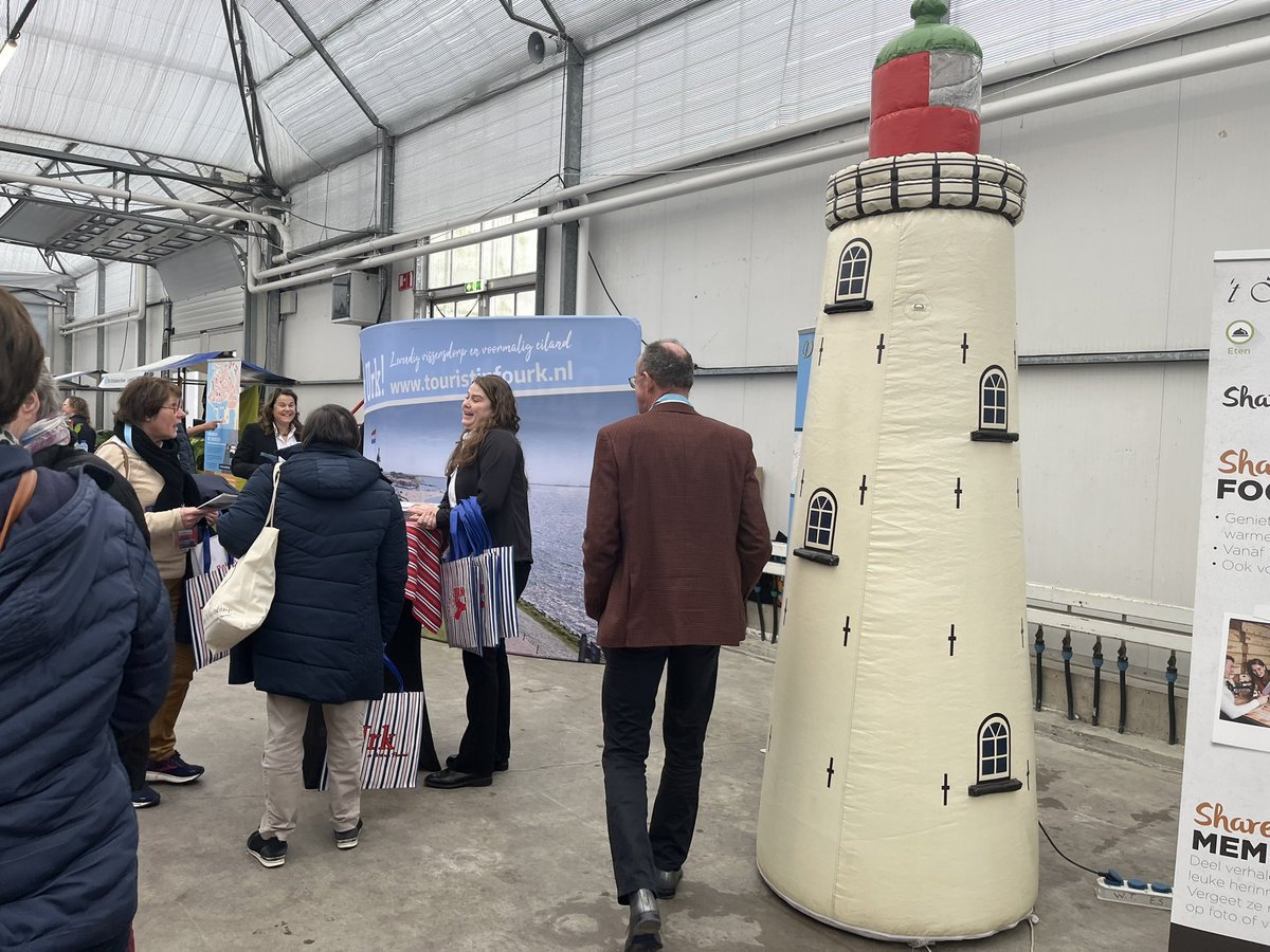 UrkPromotie's tweet photo. #Urk weer goed vertegenwoordigd op de jaarlijkse beurs #BusIdee. Vele hinderden bezoekers maken kennis met de mogelijkheden op Urk. https://t.co/7IoL1197YP