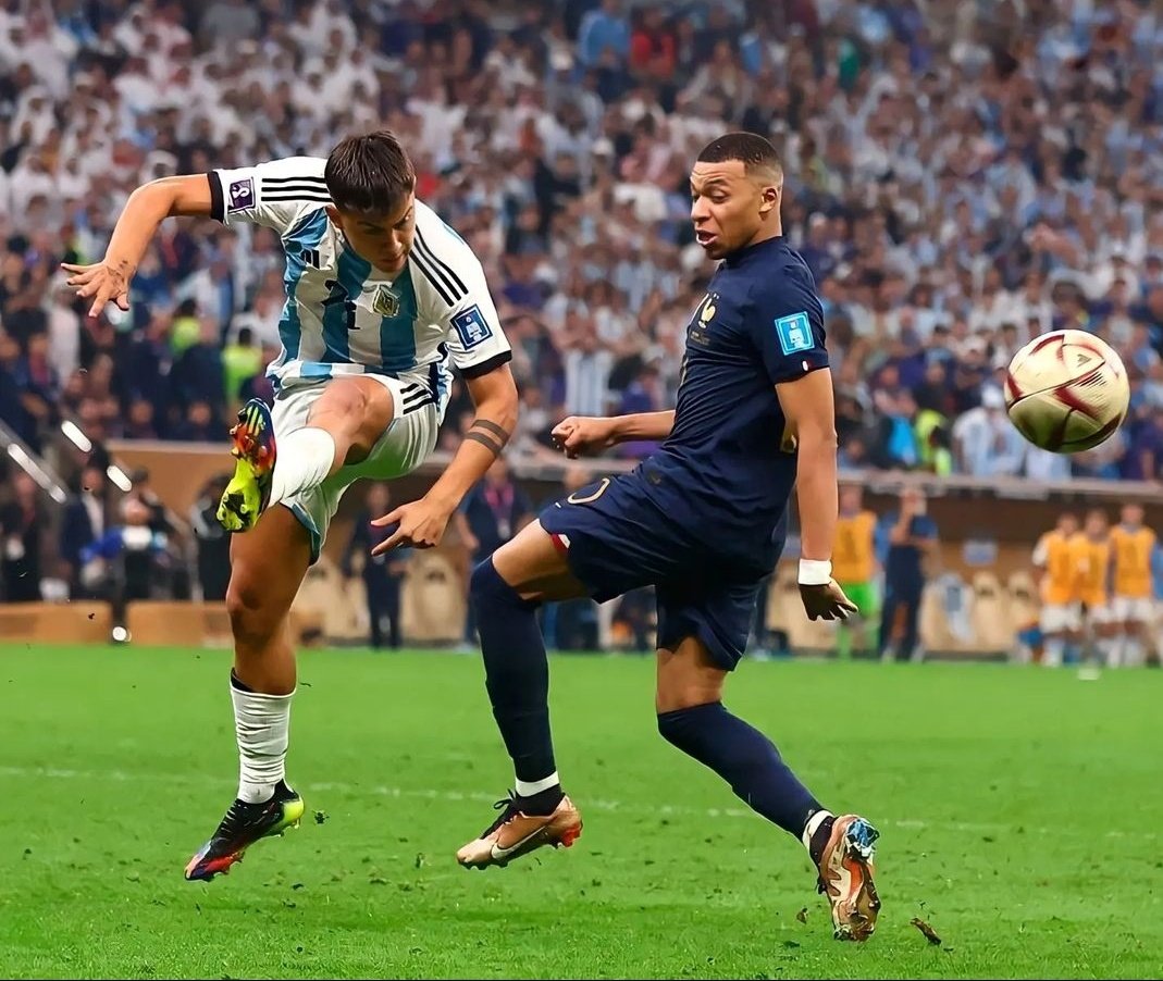 dataref_ar's tweet photo. “Yo había entrado hacía poco, estaba con muchas energías. Vi que Mbappé estaba encarando adentro del área y que era muy difícil que alguien metiera la pierna porque te cobraban penal. Cuando me quedó ahí, no dudé ni un segundo en tirarla a la mierda”.

🗣️ Paulo Dybala en @marca. https://t.co/spIzqGGKmt