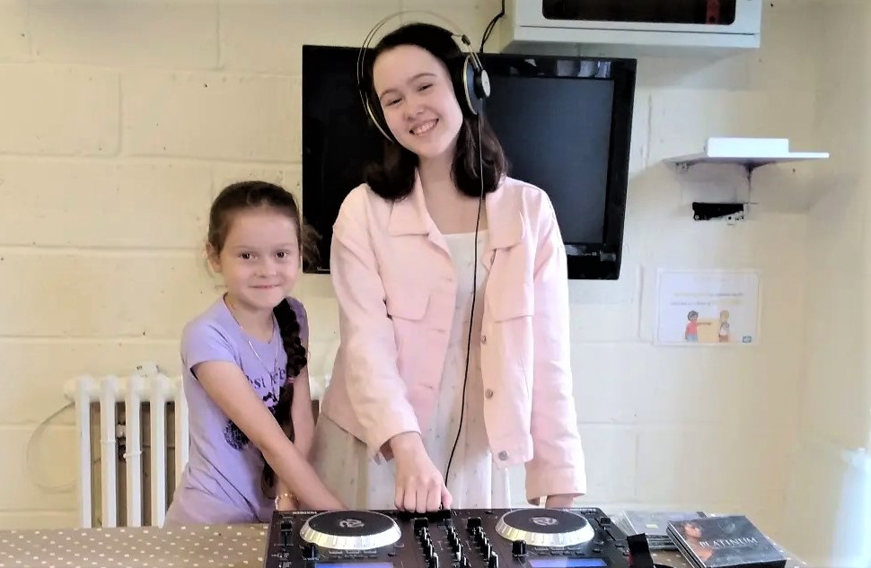 Local groups like @theventure_se use their #Ukraine Support Fund grant to provide a safe &amp; lively SEAPIA space for children so parents can get on with rebuilding their lives

See more: hfgiving.org.uk/community-grou…

Big thx to <a href="/LBHF/">H&F Council</a>, @wlondonwelcome, <a href="/earlscourtdevco/">The Earls Court Development Company</a> &amp; <a href="/focxhcharity/">Friends of Charing Cross Hospital</a>