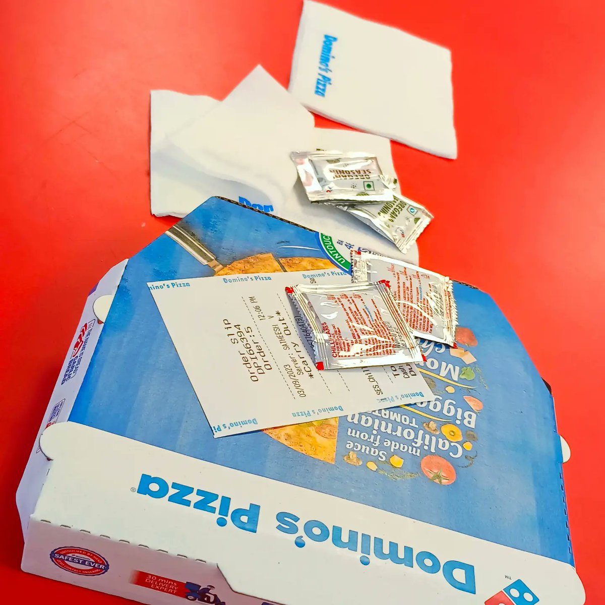 DriverNaveen's tweet photo. Today Eating "Pizza, KFC Chicken" Wonderful Testing ❤️😘 But Price Over 😎 #DRIVERNaveen  @kfc ​  @Domics https://t.co/PgkTr8lmF8