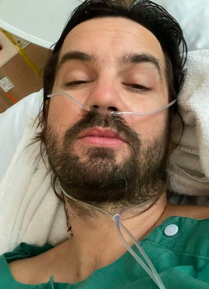 sopitas's tweet photo. ¡Ay no! Kevin Parker compartió hace unas horas que después de correr media maratón se fracturó la cadera. La buena noticia es que ya se está recuperando y además dijo que los conciertos en México y América del Sur se harán sí o sí. “No voy a renunciar a ustedes”. 🥹🙌
#TameImpala https://t.co/NsiXzvHXq9