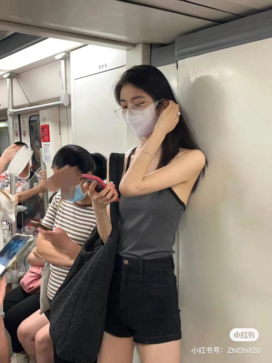 YDecentralize's tweet photo. 网传三号线美女露出 实则 AI 生成 https://t.co/7fhjEXKufc