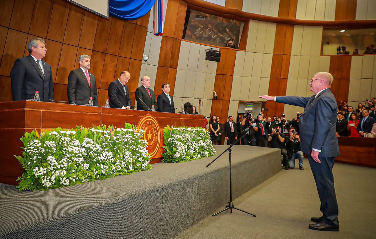 Esta mañana, en Sesión Extraordinaria del Congreso Nacional, se realizó el juramento de rigor al Fiscal General del Estado, Dr Emiliano Rolón. El acto fue realizado con la presencia del Pte de la República, Don Mario Abdo Benitez y del Pte del Congreso Nacional, Oscar Salomón,