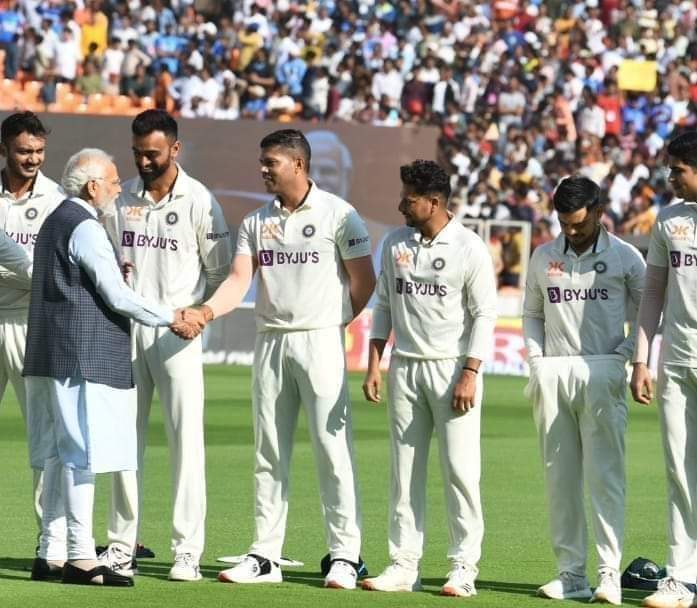 प्रधानमंत्री मोदी जी तेज गेंदबाज उमेश यादव से क्या कह रहे होंगे??
कृपया कमेंट में बताए😜😜