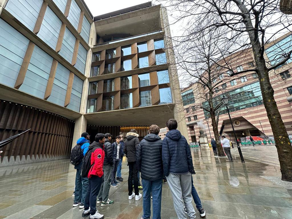 Bloomberg building is largest stone building built in uk in 100 years, finished three years ago #Citytour #insiderlondon