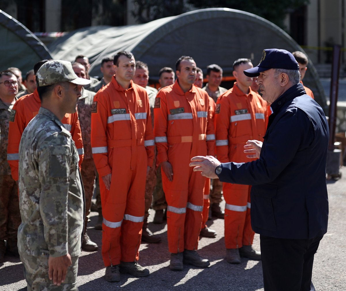 tcsavunma's tweet photo. Millî Savunma Bakanı Hulusi Akar beraberinde Genelkurmay Başkanı Org. Yaşar Güler ile Antakya’da devam eden çalışmaları yerinde inceleyerek 2'nci Kolordu Komutanlığı İstihkâm Alayı Arama Kurtarma Bölüğü personeliyle bir araya geldi.
#MSB #HulusiAkar https://t.co/2ekkba7eFn