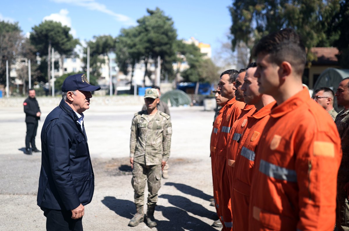 tcsavunma's tweet photo. Millî Savunma Bakanı Hulusi Akar beraberinde Genelkurmay Başkanı Org. Yaşar Güler ile Antakya’da devam eden çalışmaları yerinde inceleyerek 2'nci Kolordu Komutanlığı İstihkâm Alayı Arama Kurtarma Bölüğü personeliyle bir araya geldi.
#MSB #HulusiAkar https://t.co/2ekkba7eFn