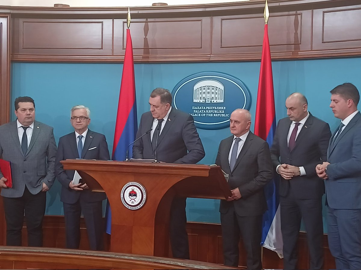 AJandric's tweet photo. Republika Srpska je napadnuta izvana po različitim osnovama, rekao predsjednik Srpske, Milorad Dodik nakon sastanka vladajuće koalicije u Banjaluci. Izmjene Krivičnog zakonika nisu usmjerene protiv novinarskih sloboda, javna rasprava će trajati 60 dana. @unatelevizija https://t.co/XwrJBFQdu1