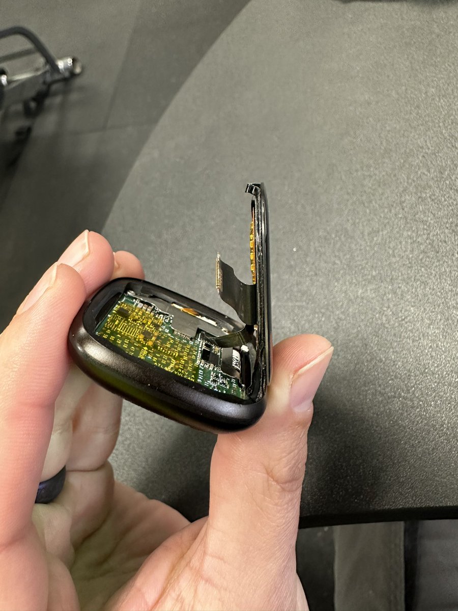 ShakespearesFoe's tweet photo. @FitbitSupport My third fitbit to fail catastrophically.  I take great care of my watch and never get it wet.  Yet, the screen fell off! 4 months out of warranty and all you will do is offer me a discount on another Fitbit? Why would I buy another if you don’t stand by your gear? https://t.co/H7ZMLkIfKt