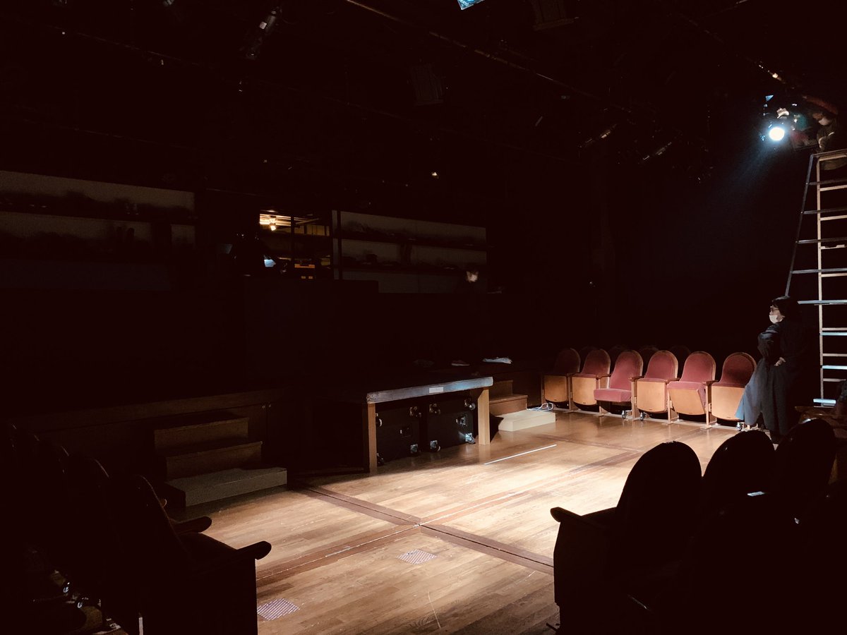 junkotoyonaga's tweet photo. つ、ついに小屋入りしました・・・！
美術と照明がめっちゃかっこいい＆音楽最高だし音圧高めでテンション上がります！！

山中透（dumb type）＋壁なき演劇センター『Light on Tennessee Williams』
3/11〜15 @シアターX https://t.co/bj8DREi3ml