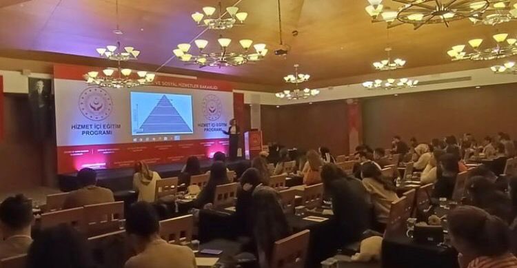 aupuam's tweet photo. (1) 08.03.23 tarihinde Akdeniz Üniversitesi AÜPUAM Müdürü ve Psikoloji Bölümü Öğretim Üyesi Dr. Ece Varlık Özsoy tarafından, Aile ve Sosyal Hizmetler Bakanlığı’nın Türkiye’nin dört bir yanından gelen psikolog, sosyal çalışmacı, sosyolog, çocuk gelişimcilerden oluşan uzmanlarına https://t.co/GrwV05qV2k