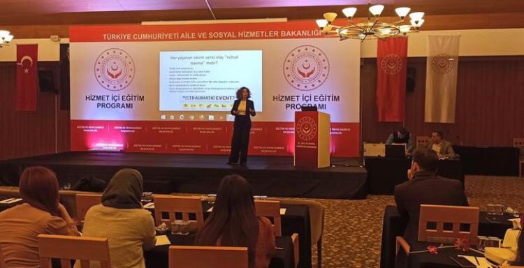 aupuam's tweet photo. (1) 08.03.23 tarihinde Akdeniz Üniversitesi AÜPUAM Müdürü ve Psikoloji Bölümü Öğretim Üyesi Dr. Ece Varlık Özsoy tarafından, Aile ve Sosyal Hizmetler Bakanlığı’nın Türkiye’nin dört bir yanından gelen psikolog, sosyal çalışmacı, sosyolog, çocuk gelişimcilerden oluşan uzmanlarına https://t.co/GrwV05qV2k