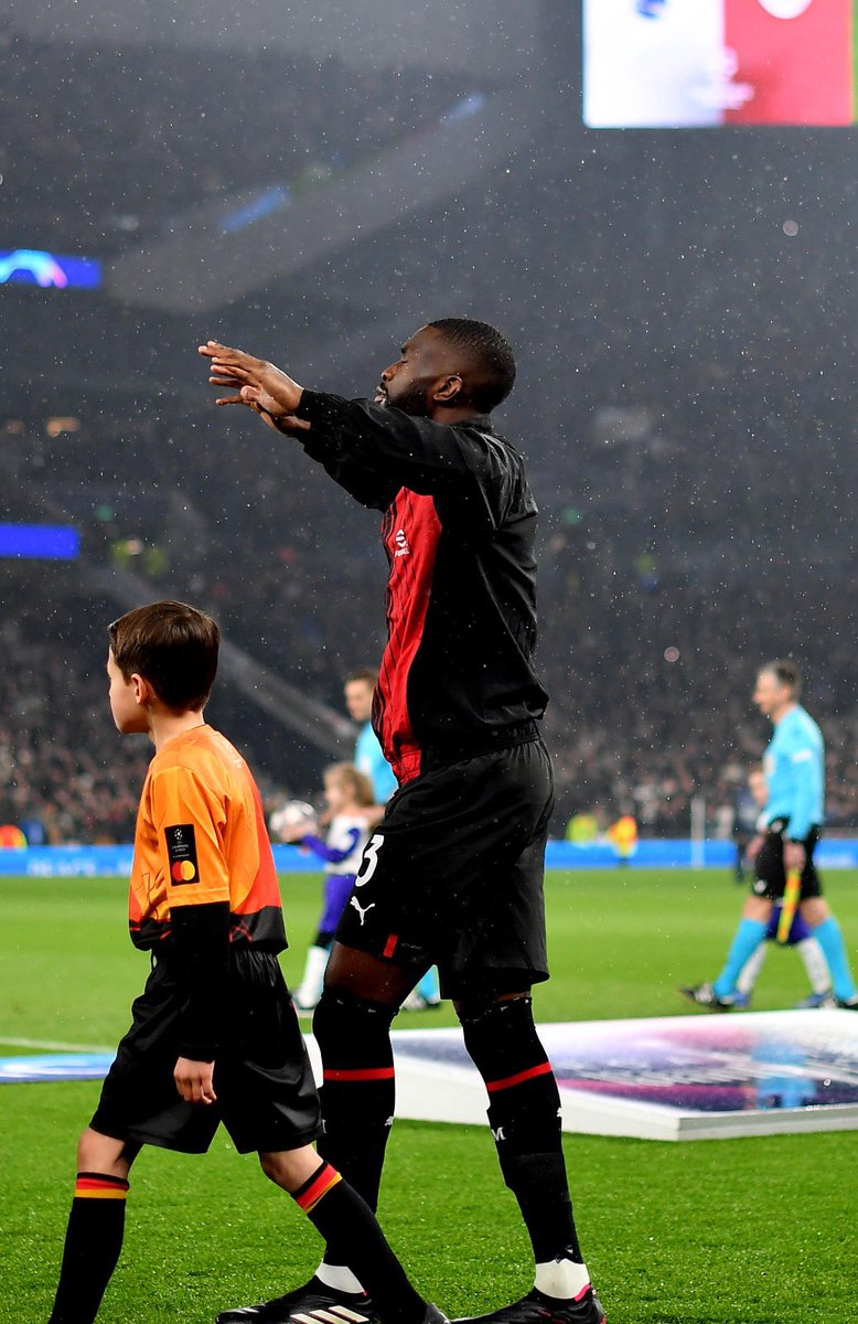 fikayotomori_'s tweet photo. Nothing beats #UCL nights✨. Into the last 8! Bravi ragazzi❤️🖤👏. https://t.co/Yn18LxDhGi