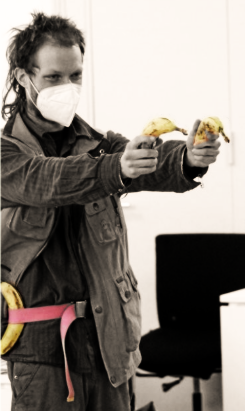 GSnacken's tweet photo. Wegen endlosen Vorkontrollen begann die Verhandlung erst um 10:35 mit über 1,5 Std verspätung. Äpfel wurden beim Einlass beschlagnahmt, weil sie als Wurfgeschoss dienen könnten. 🍎🍌
Bananen durften jedoch mit reingenommen werden. https://t.co/U4k87VqzS5