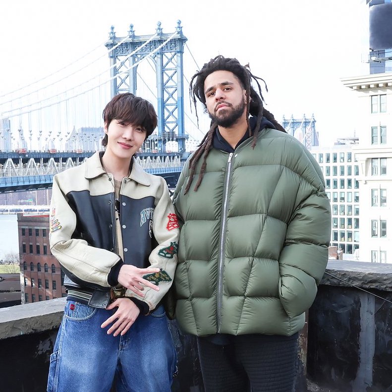 2seokily's tweet image. 15 HOURS LEFT UNTIL TRACKING WEEK ENDS HERE ARE YOUR REMINDERS: A THREAD

✔️ US/PR army pls BUY #OnTheStreet on iTunes, Amazon and digital store 
     — if u bought on the digital store make sure u download your purchases b4 tracking week is over otherwise ur sales won’t count