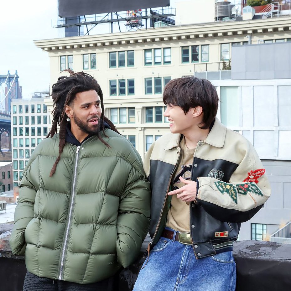 2seokily's tweet image. 15 HOURS LEFT UNTIL TRACKING WEEK ENDS HERE ARE YOUR REMINDERS: A THREAD

✔️ US/PR army pls BUY #OnTheStreet on iTunes, Amazon and digital store 
     — if u bought on the digital store make sure u download your purchases b4 tracking week is over otherwise ur sales won’t count