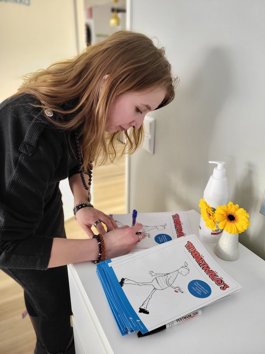 Digiosallisuutta asunnottomille- hankkeen tuloksena syntyi mm. taiteilija Emilia Lehikoisen  sarjakuva Tekoälynväläys. Pääset tutustumaan siihen linkistä:
digiosallisuus.fi/digituki/tekoa…