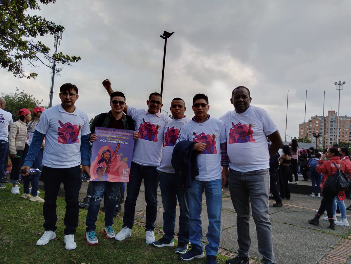 Sindicatos de limpieza y seguridad presentes en el día internacional de la mujer Bogotá. Sintrabrinks,Sintravalores, Sinaltrasodexo, Sindicato Memoria Viva.
