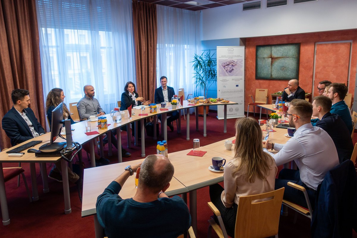Lékařská fakulta v HK Univerzity Karlovy tweet media