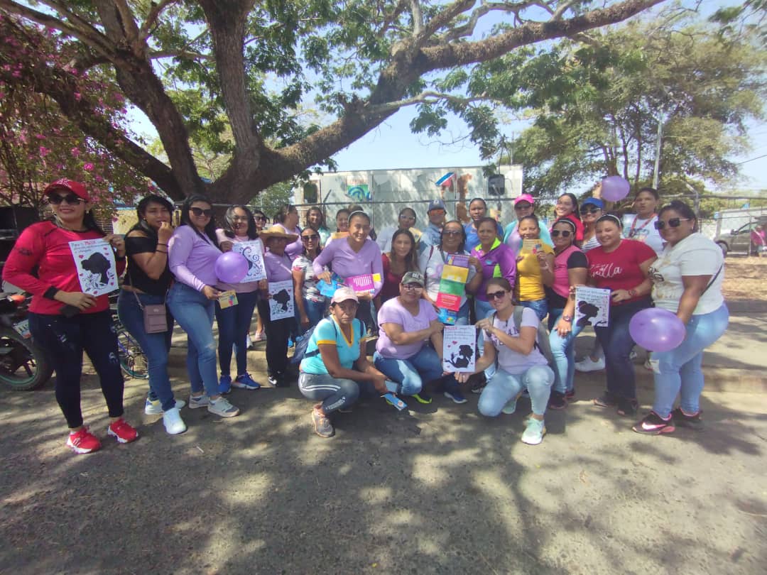 AlcaldiadeMunoz's tweet photo. #09Mar #Muñoz Día Internacional de la Mujer, en Nuestro Mcpio las mujeres celebraron su día por todo lo alto, realizando actividades rayado de carro, video foros, juegos tradicionales, concursos, premiaciones y entrega de reconocimientos
@NicolasMaduro
👇
https://t.co/496RzvsrCa https://t.co/DGAzX01Qw2