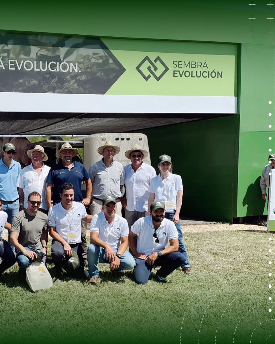 AgroDionisi's tweet photo. Almuerzo exclusivo #Expoagro2023 del #EquipoAD en el stand de @DONMARIOoficial , donde conversamos junto a otros Cooperadores de los desafíos 2023 🤜🏻🤛🏻
#InnovarJuntosRinde
#Dionisi https://t.co/vyrcMjQE1w