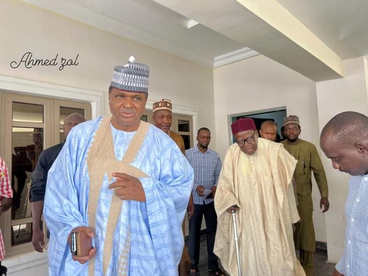 AirSadeeq's tweet photo. The Waziri of Bauchi Emirate, Alhaji Bello Kirfi paid a visit to the APC gubernatorial candidate of Bauchi State @CAS_AMSadique. The visit is to show his support for the APC candidate, and to give him some fatherly advise as he is known for as an elder statesman. 
@Sadiya_farouq https://t.co/6s3lHd30vm