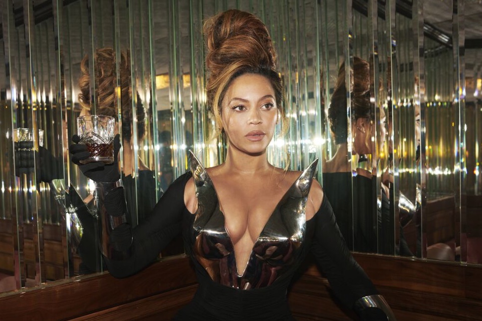 .@Beyonce's 'AMERICA HAS A PROBLEM' sold nearly 20K in US unit sales last week, earning its biggest sales week since August 2022.
