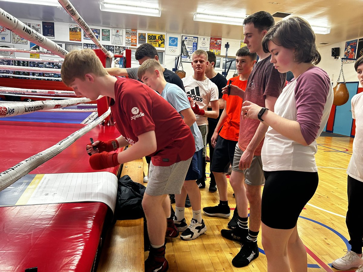 This week staff, coaches, boxers & young people proudly signed @NiRibbon Charter & pledged to never commit, condone or remain silent about violence against women & girls 🤍
We are raising the future of our society, as a community its our job to challenge such behaviours. 
#EVAWG